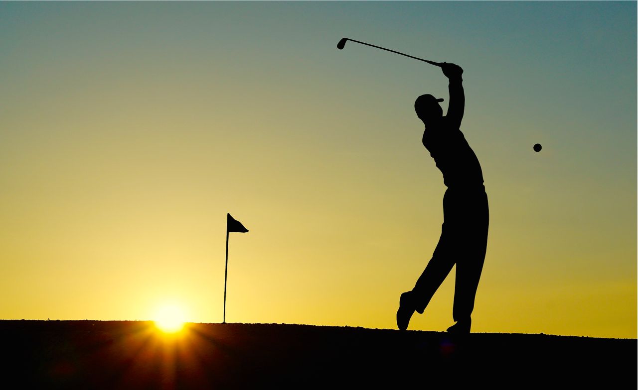 Golfschwung lernen im Sonnenuntergang