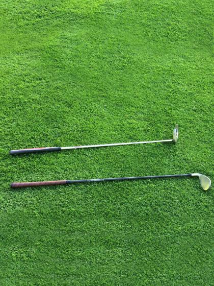 Zwei parallel angeordnete Golfschläger für das Training des Putten