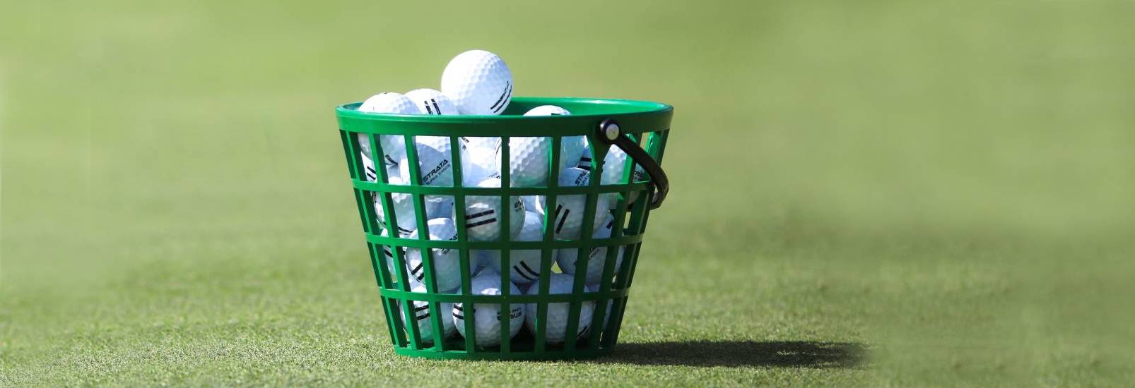 Ein Korb gefüllt mit Golfbällen zum Putt-Training